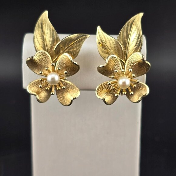 Vintage Krementz Gold-Tone Dogwood Flower Pearl & Leaves Clip-On Earrings - Picture 2 of 7